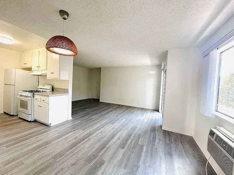 Lido Apartments - 10535 Rose Ave — Photo 22