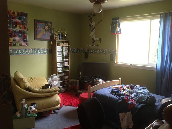 Bedroom 2- has 2 closets