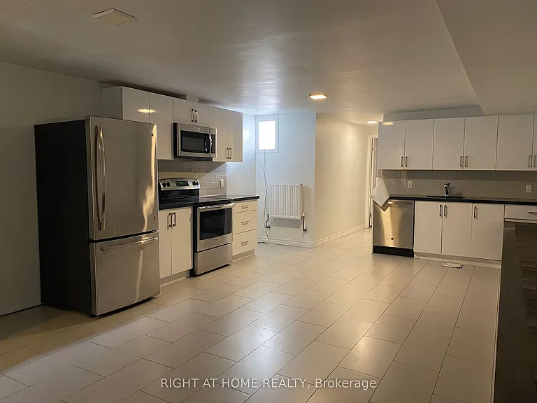 570 Bathurst St #B — Photo 4