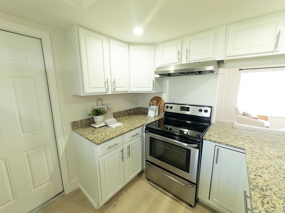 1st image of 1004 SW 3rd Ave