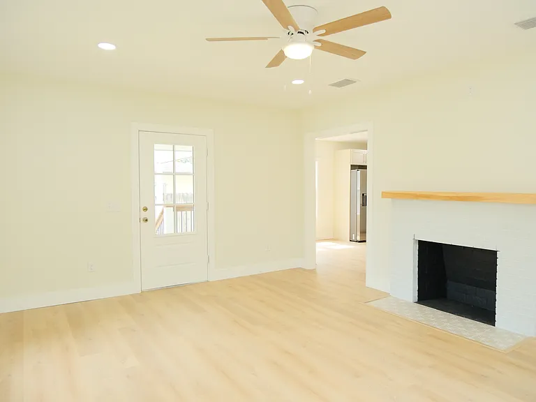 210 W Hiawatha St — Photo 5