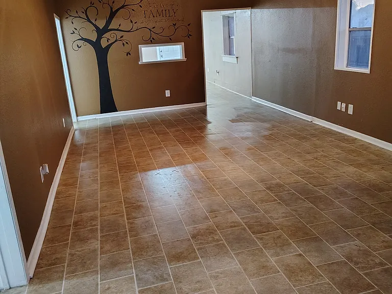 303 E Kenedy Ave — Photo 4