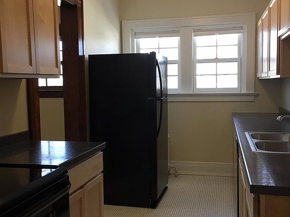 4th image of 1041 College St N APT 4