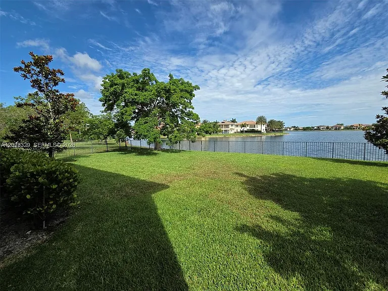 8671 Lakeside Bnd #1 — Photo 12