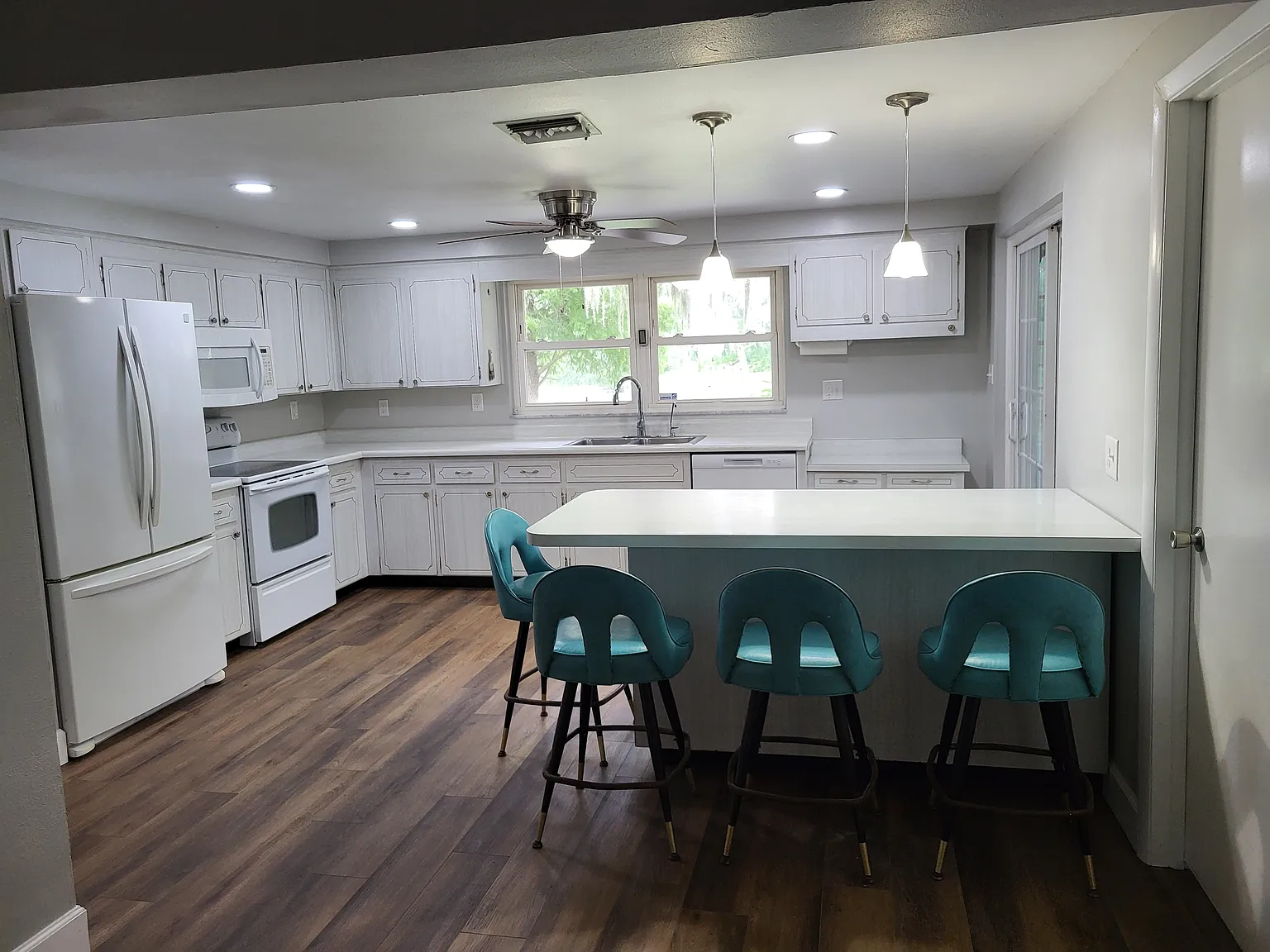 10215 Cliff Cir — Photo 2