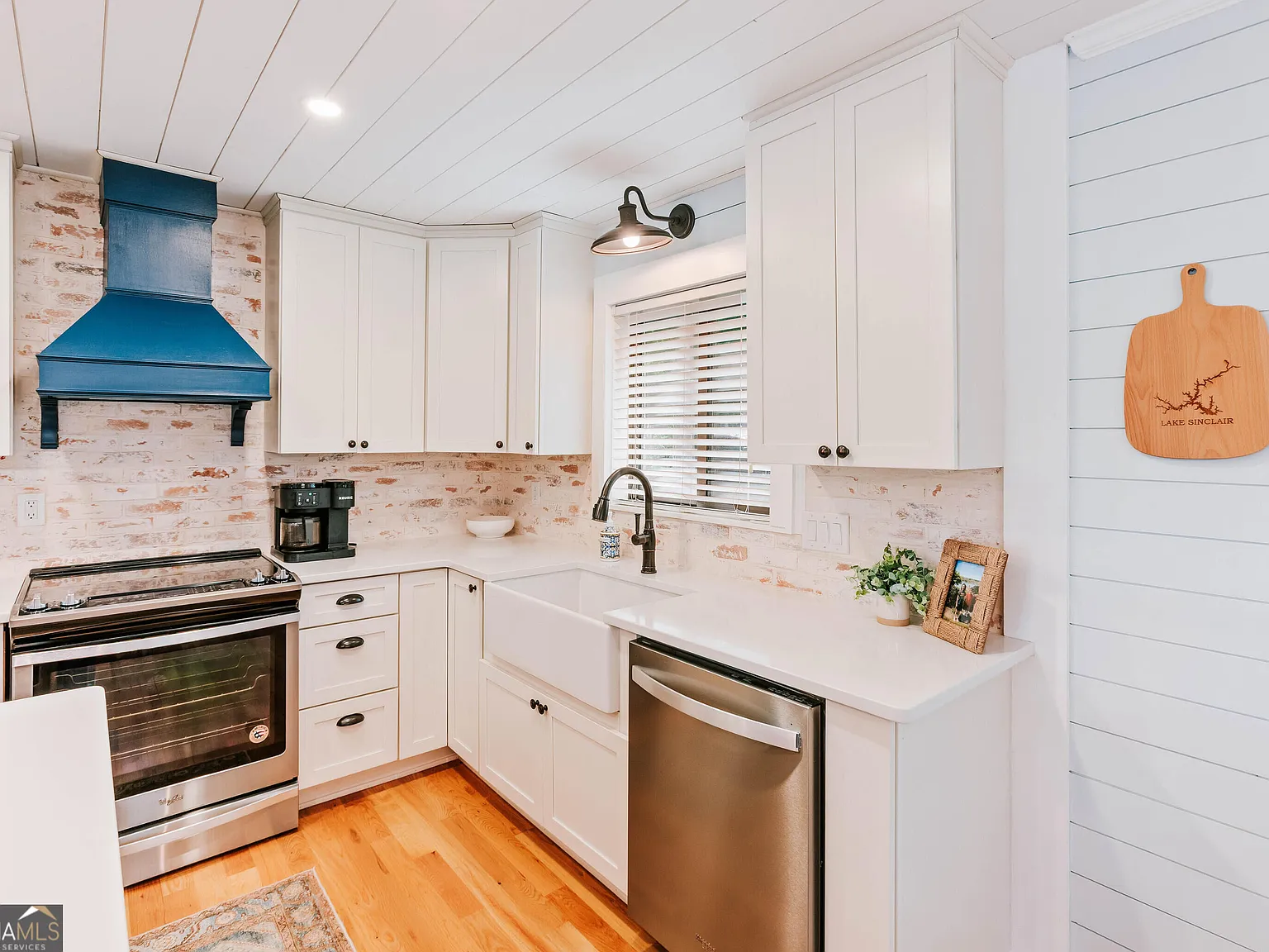 3 bed, 3.0 bath, 2320 sqft, $4,500 — Photo 2