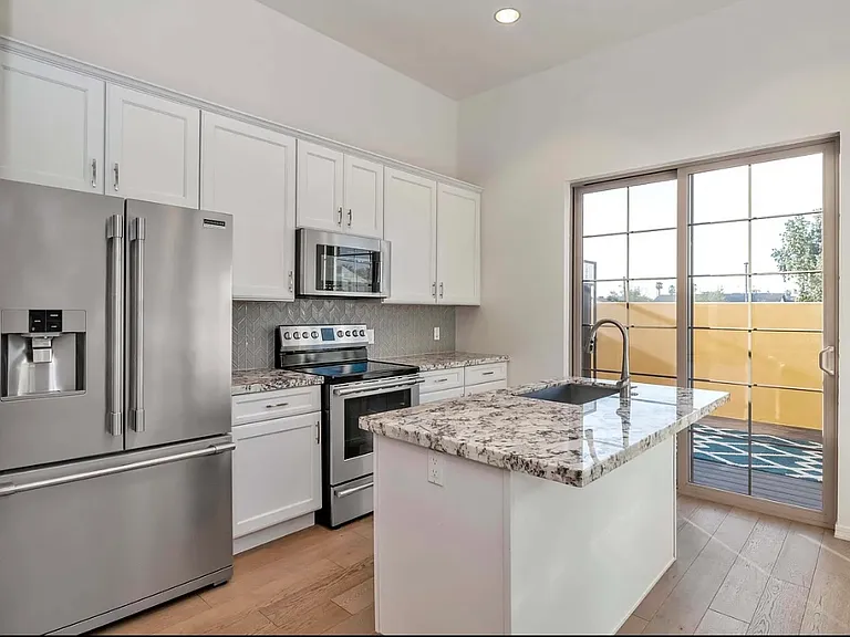421 W 6th St #1016 — Photo 4