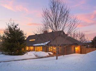 8 Smugglers Ct, Ottawa, ON K2H 7Y7