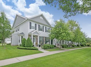 1077 Hemingway Ave N, Oakdale, MN 55128