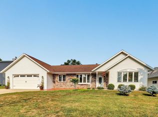 2141 Crestwood Springs Dr, Green Bay, WI 54304