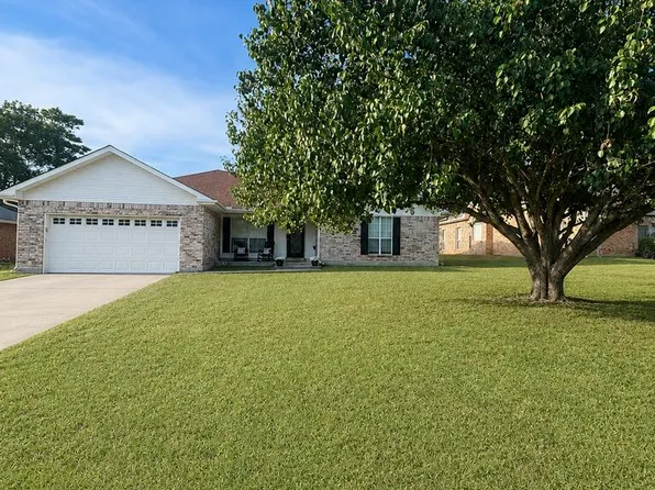 315 Country Club Dr, Picayune, MS 39466