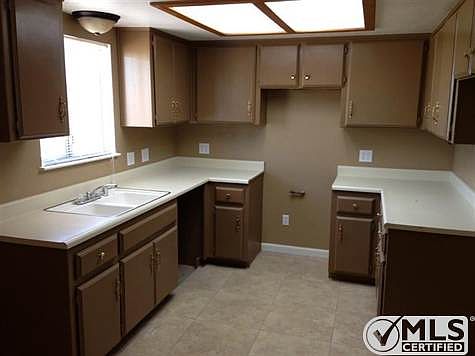 4th image of 15116 Larch St