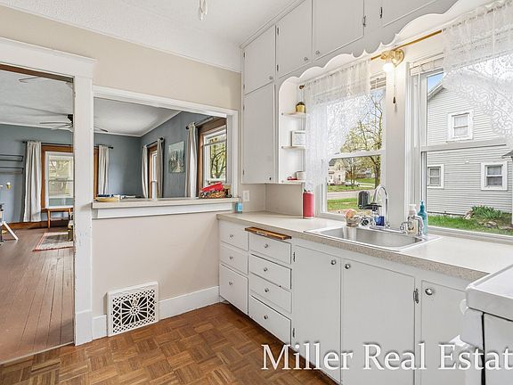 4th image of 709 N Michigan Ave