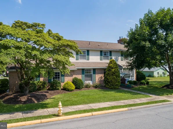 15 E Keller St, Topton, PA 19562