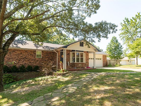 2nd image of 826 Carrolton Ln