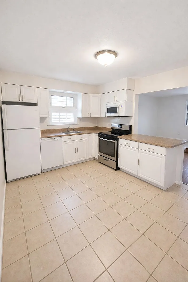 Building Photo - 177 W 51st St #2