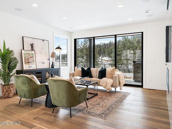 Great Room opening onto covered balcony.>