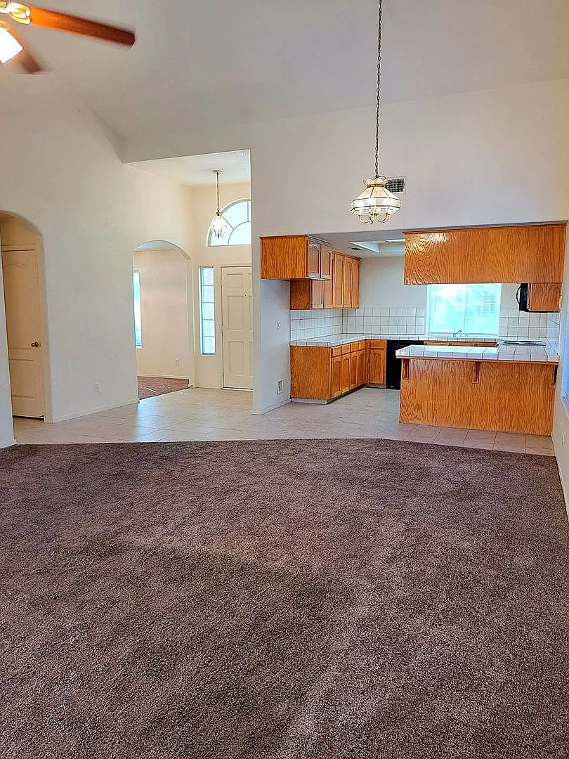Fort Washington 3 Bedroom Home Located Near Champlain & Perrin! — Photo 2