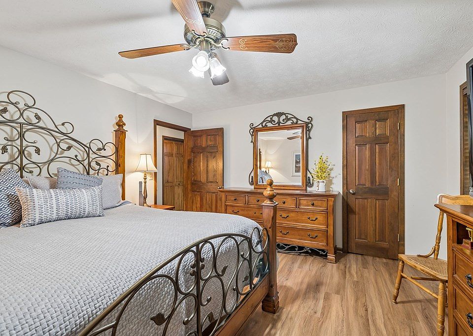 28th image of 20 Riverbend Ln