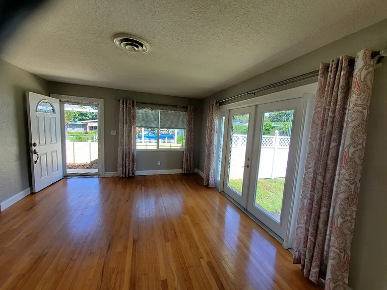 720 NE 17th Ct — Photo 11
