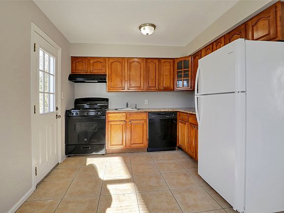 5th image of 14 Gables Dr