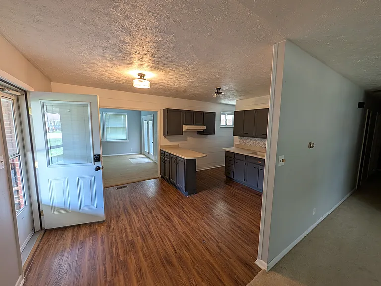 302 Kenyon Dr — Photo 2