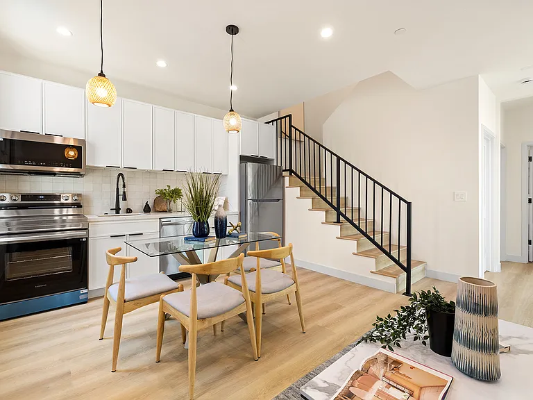 2372 Kelton Ave — Photo 1