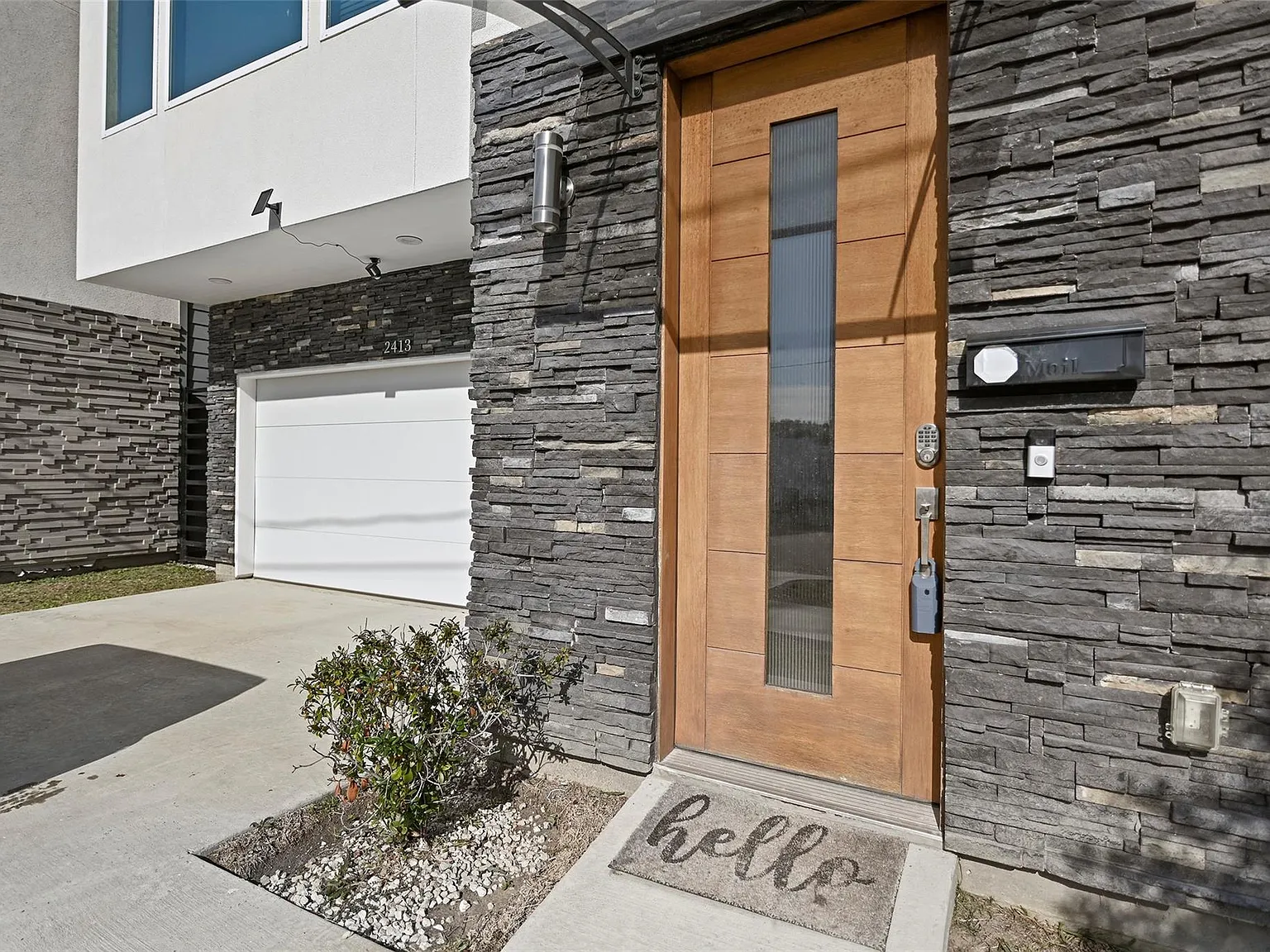 3 bed, 3.5 bath, 2239 sqft, $2,900 — Photo 2
