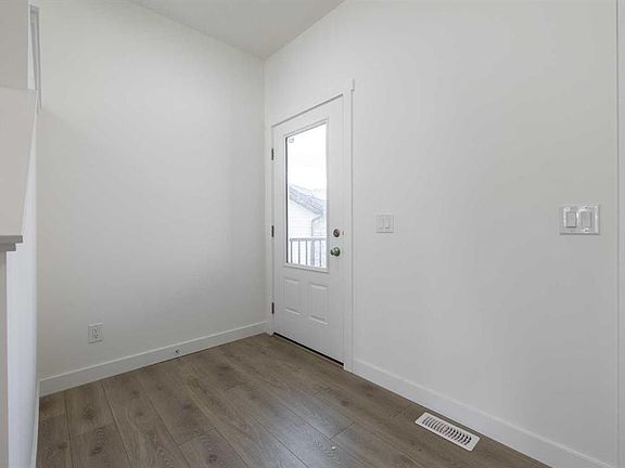 3rd image of 304 N Edgefield Close