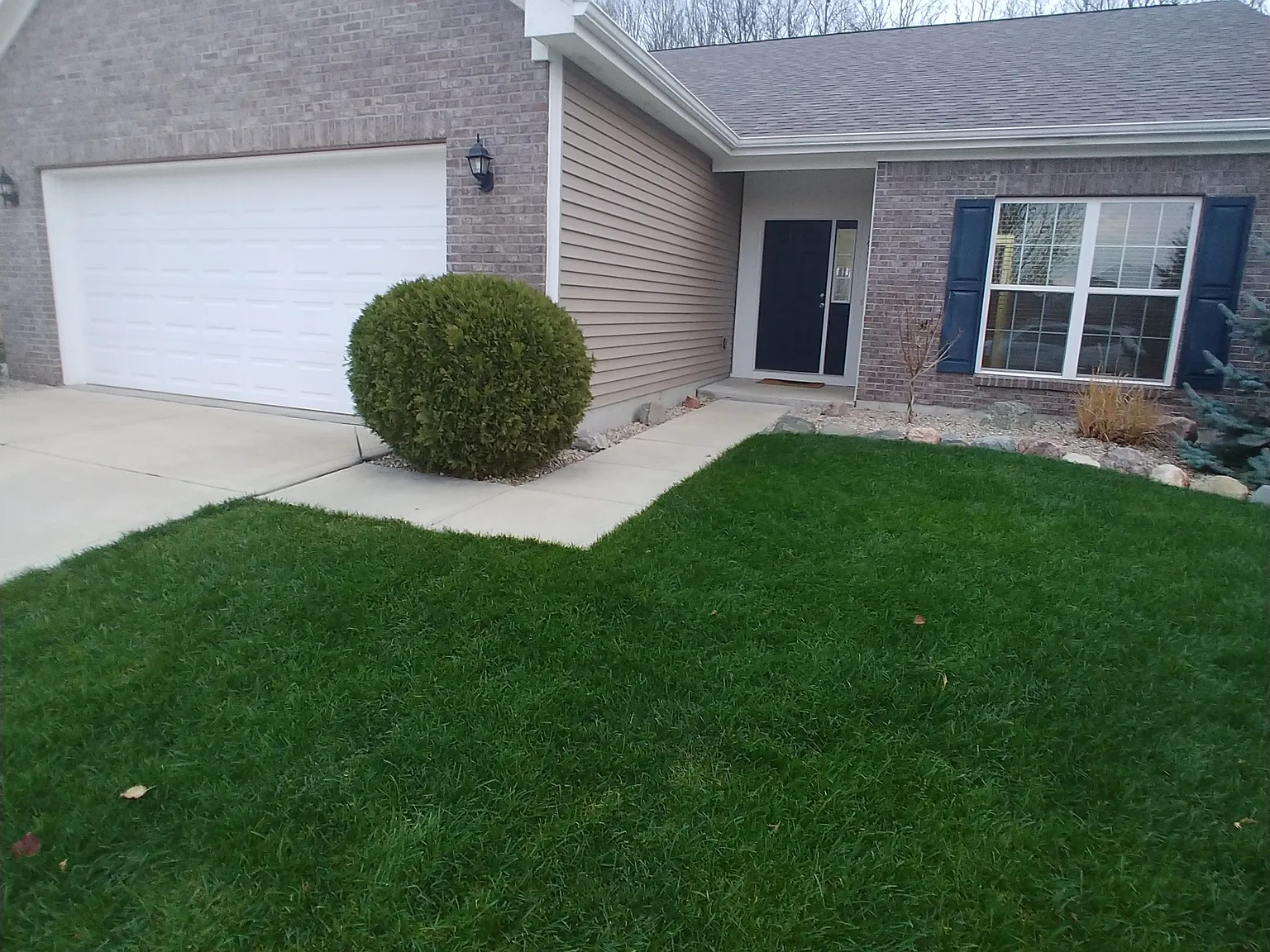 3 bed, 1370 sqft, $2,000 — Photo 2