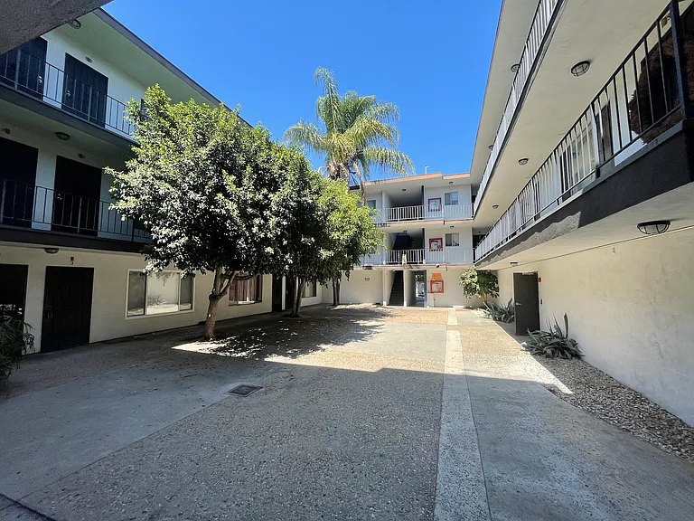 S Avenue 53 — Photo 1