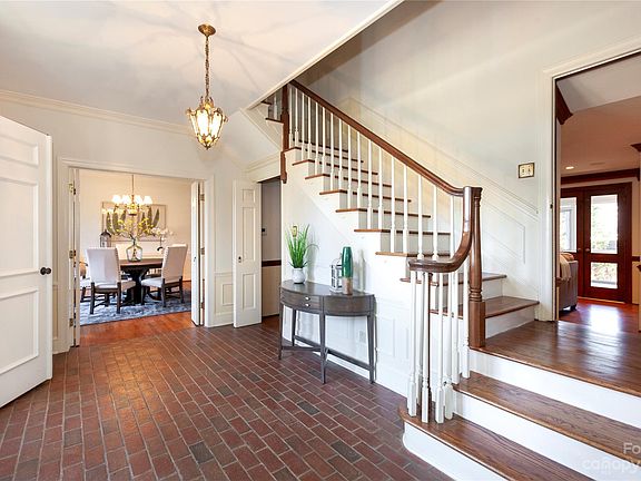 3rd image of 1310 Park Ln