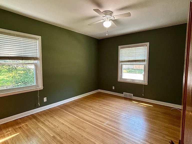 221 E Hughes St — Photo 10