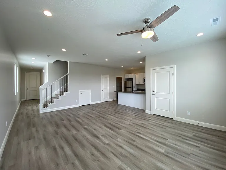 4381 S 1200 W — Photo 4