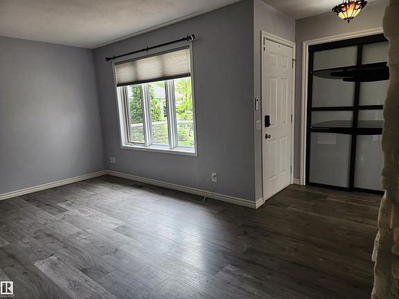 5th image of 110 Blueberry Cres