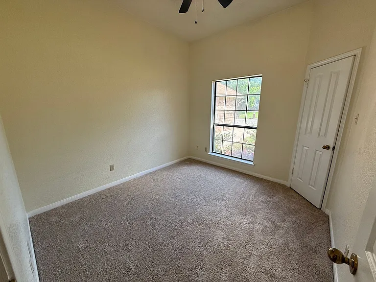 1815 Diana Ln — Photo 17