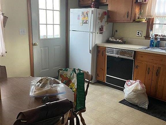3rd image of 13 Burlington Dr