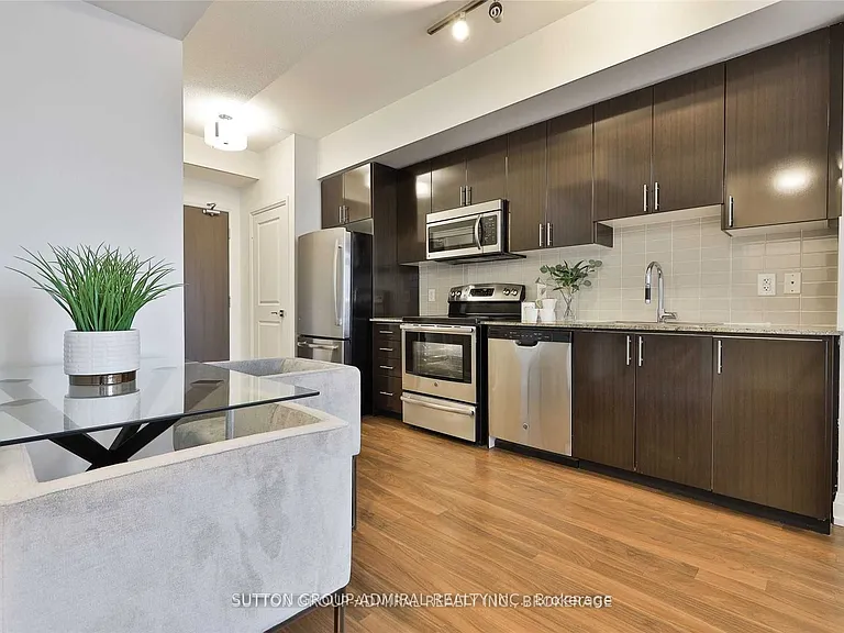 7171 Yonge St #405 — Photo 4