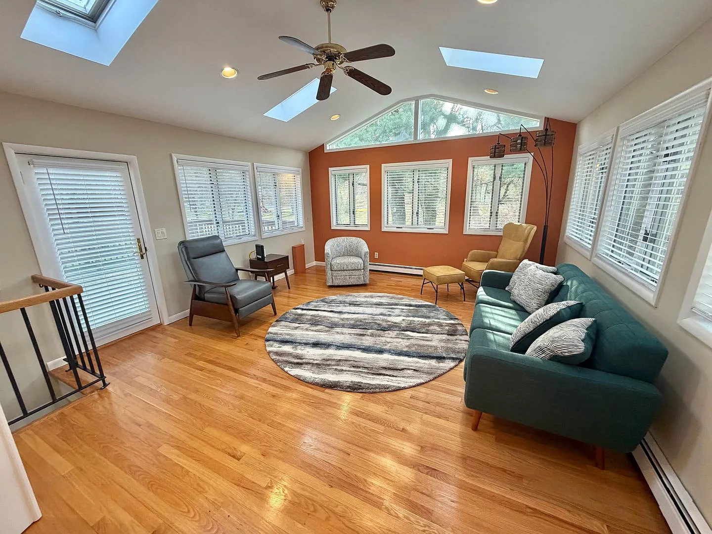 New Priced - Gorgeous Newly Renovated 4 Br, 3 Ba Home In Quiet Neighborhood — Photo 4