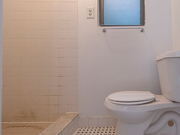 5th image of 130 E 4th St APT 12