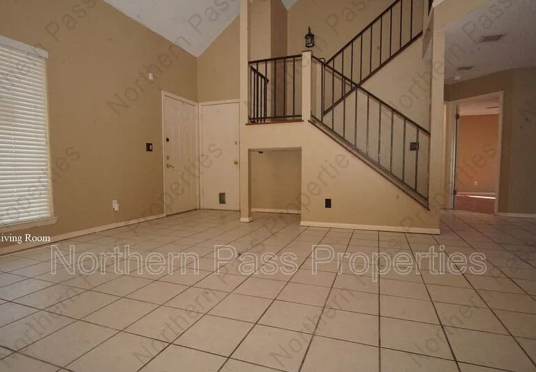 637 Woodcrest Ln — Photo 3