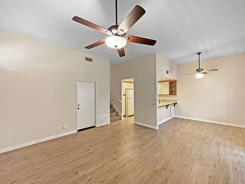 2 bed, 2.0 bath, 1000 sqft, $3,400 — Photo 2
