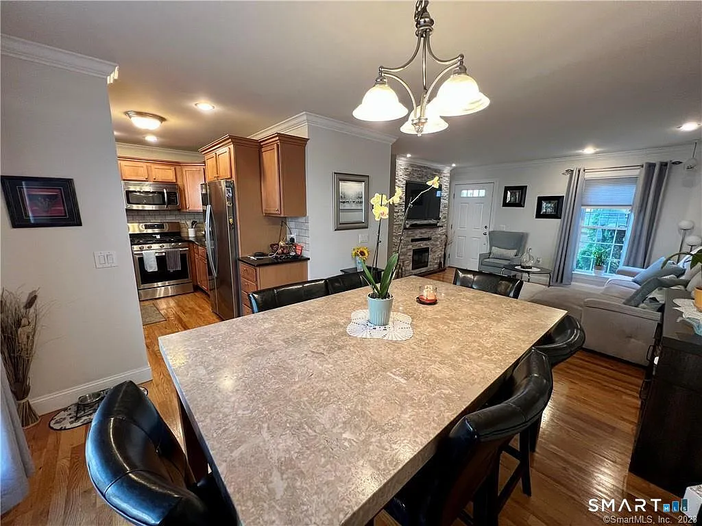 3 bed, 2.5 bath, 1374 sqft, $3,600 — Photo 3
