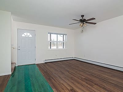 4th image of 2570 Roxanne Ct #A