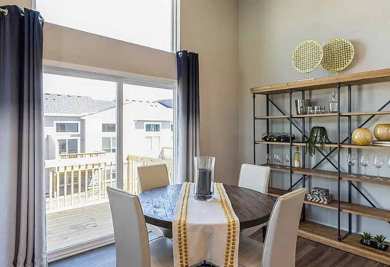 869 NE Traverse Dr — Photo 2