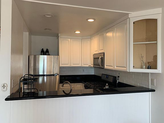 3rd image of 1125 Pico Blvd APT 106