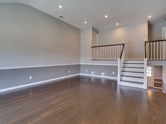 4th image of 2 Schuyler Dr