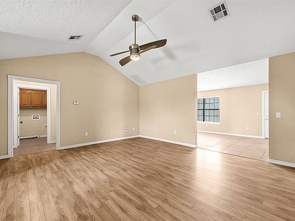 4th image of 209 W North Dr