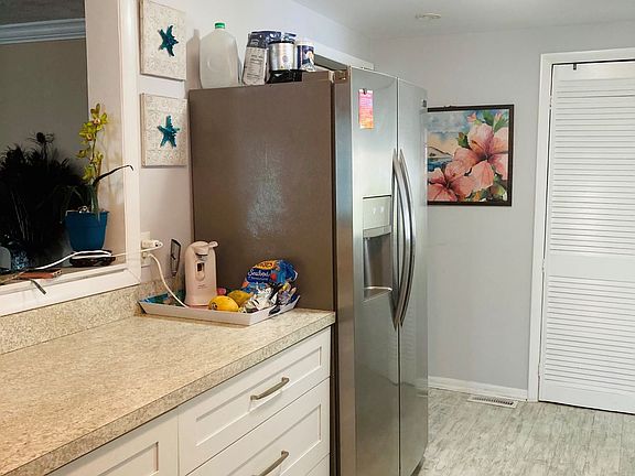 4th image of 180 Coral Ln
