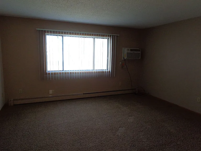 Crestwood Apartments — Photo 40